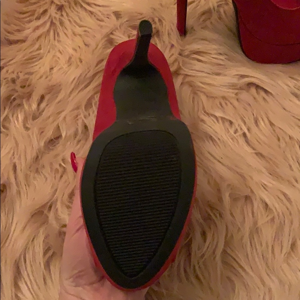 Red pumps - Picture 2 of 2